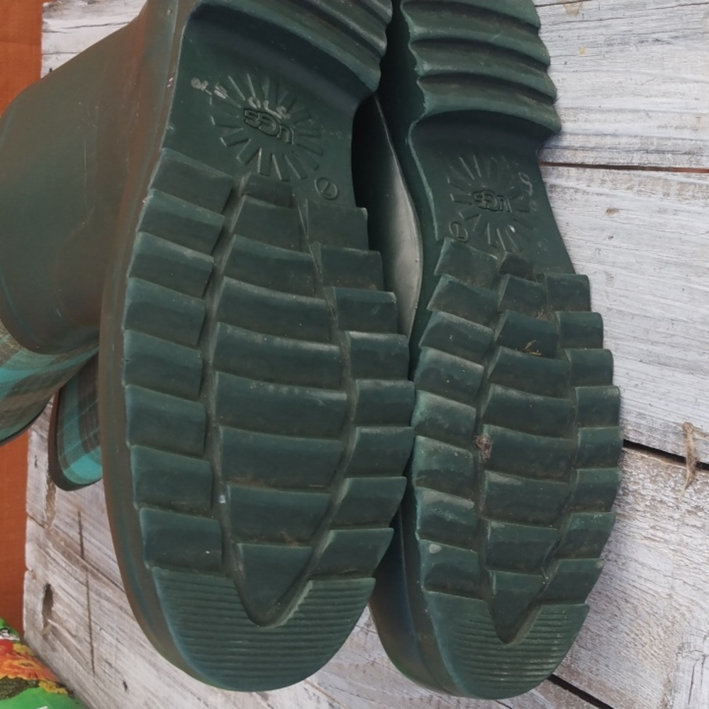 UGG plaid x hunter green rainboots - Picture 8 of 15